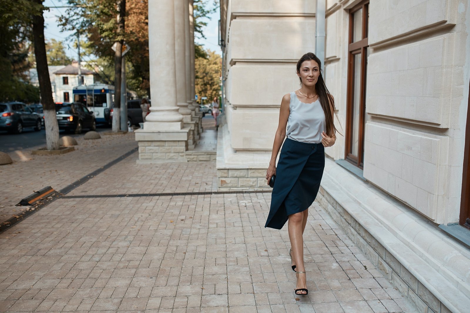 Frau in eleganter Herbstmode